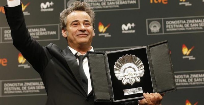 El actor Eduard Fernández, tras recibir la Concha de Plata a 'Mejor actor' por su trabajo en 'El hombre de las mil caras', durante la jornada de clausura del 64º Festival de Cine de San Sebastián, celebrada esta noche en el Auditorio Kursaal de la capital