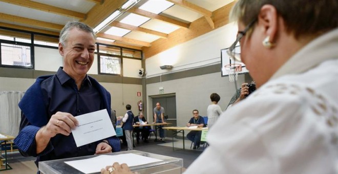 El lehendakari y candidato a la reelección por el PNV, Iñigo Urkullu, vota para las elecciones autonómicas esta mañana en un colegio electoral de Durango (Bizkaia). EFE/Miguel Toña