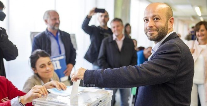 El candidato de En Marea a la Presidencia de la Xunta, Luis Villares, introduce su voto en la urna, durante la jornada de elecciones autonómicas que se celebra hoy en Galicia. EFE/Eliseo Trigo