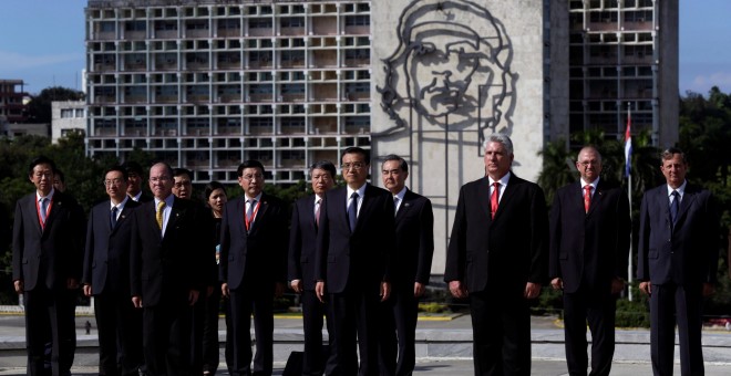 El primer ministro chino, Li Keqiang, junto al vicepreidente cubano, Miguel Diaz Canel, y parte de su delegación y otros dirigentes de la isla, en un homenaje al héroe de la independencia Jose Marti en la Plaza de la Revolución, en La Habana. REUTERS/Enri