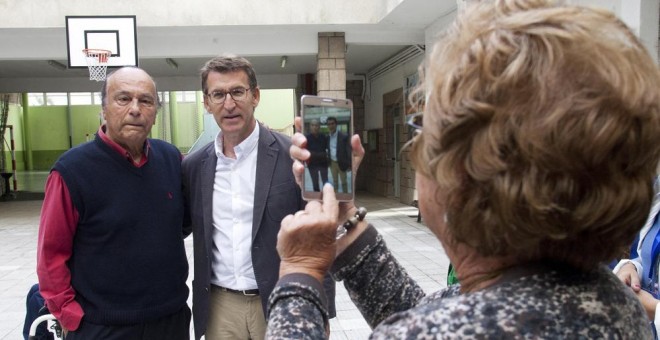 El candidato del PP a la Presidencia de la Xunta, Alberto Núñez Feijóo posa para una foto tras votar eta mañana en el colegio Niño Jesús de Praga, en Vigo. EFE/Salvador Sas