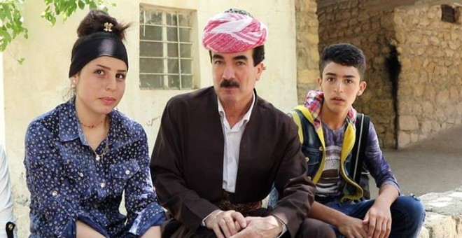 El activista yazidí Luqman Suleiman, en el centro, junto a dos jóvenes asirios - foto ferran barber - lalesh, kurdistán irakí.- FERRAN BARBER