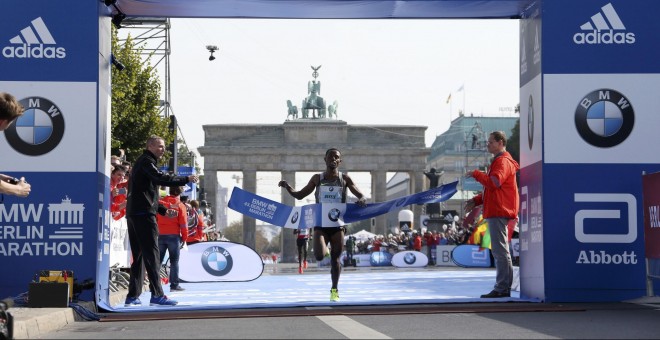 Llegada de Bekele a la meta donde se proclamó vencendor del maratón de Berlín.- REUTERS