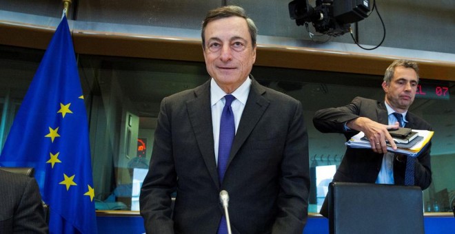 El presidente del BCE, Mario Draghi, antes de iniciar su comparecencia ante la Comisión de Asuntos Económicos y Monetarios del Parlamento Europeo, en Bruselas. REUTERS/Yves Herman