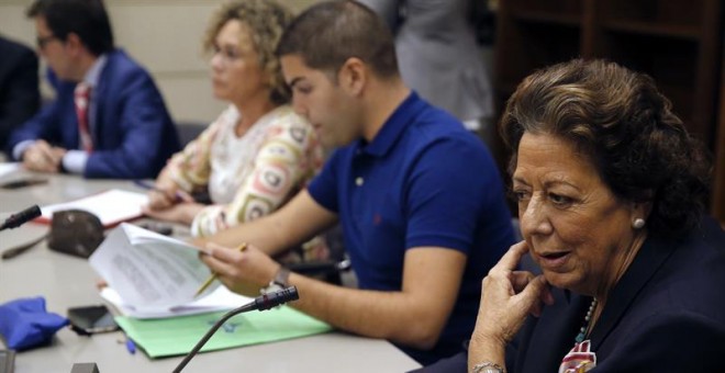 La senadora por Valencia y exalcaldesa de la ciudad Rita Barberá,d., durante la reunión Grupo Mixto del senado donde, entre otros asuntos,se ha tratado de la situación de Barberá dentro de sus filas despues de que causara baja en el Partido.EFE/Mariscal