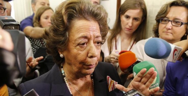 La senadora por Valencia Rita Barberá (no) contesta a las preguntas, antes de la reunión del Grupo Mixto del Senado donde, entre otros asuntos, se ha tratado de la situación de Barberá dentro de sus filas después de que causara baja. EFE/Mariscal