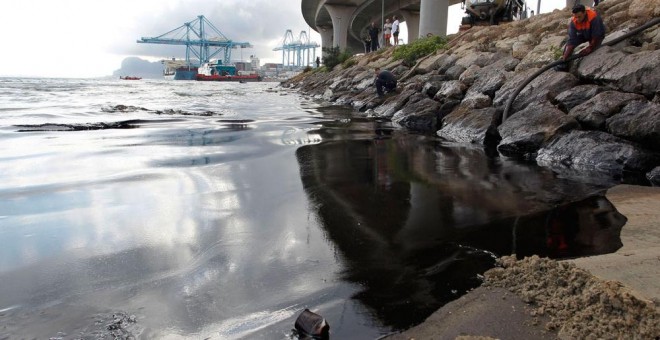 Un camión cisterna absorbe el vertido que se encuentra en la playa de la Concha en Algeciras, hasta donde ha llegado el derrame de crudo. EFE