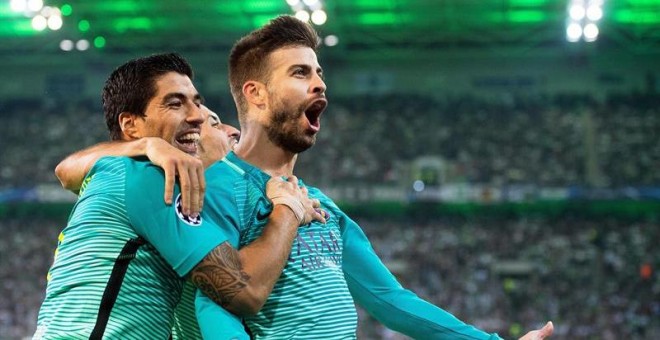 El jugador del Barcelona Gerard Pique celebra con su compañero Luis Suárez después de anotar el 2-1 durante un partido del grupo C de la Liga de Campeones de Europa UEFA, disputado entre el Barcelona y el Borussia Moenchengladbach en Moenchengladbac (Alem