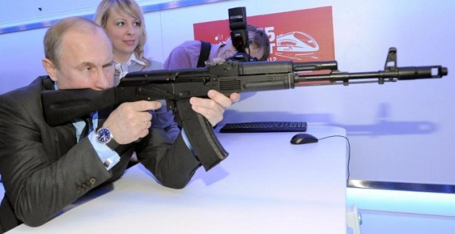 El presidente ruso, Vladimir Putin, con una réplica de un kaláshnikov durante una exhibición en Moscú en 2012. - AFP