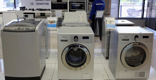 Un empleado inspecciona un grupo de lavadoras Samsung en una tienda de la compañía surcoreana en Johannesburgo. REUTERS/Siphiwe Sibeko