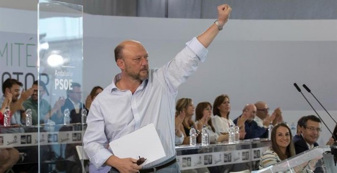 El diputado socialista Antonio Pradas acusa a los partidarios de Pedro Sánchez de secuestrar el Comité Federal.  EFE/Julio Muñoz