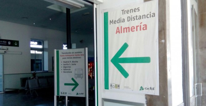 Carteles en la estación de tren de Granada señalan los destinos en tren y bus/Marea Amarilla