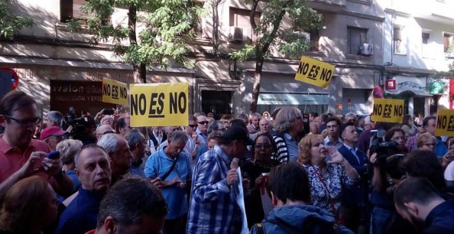 Aspecto de la calle Ferraz este sábado por la mañana. / SARA CALVO