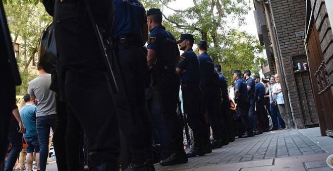 Efectivos policiales a las puertas de la sede en la madrileña calle Ferraz.- EFE