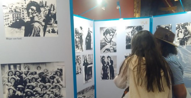 Una pareja observa la parte de la exposición dedicada a las milicianas de la guerra civil.
