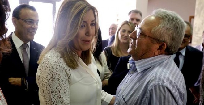 La presidenta de la Junta de Andalucía, Susana Díaz, saluda a un hombre durante la visita realizada hoy al centro de personas con discapacidad 'La Canariega' en la localidad onubense de Almonte, donde en declaraciones a los periodistas ha dicho que aboga