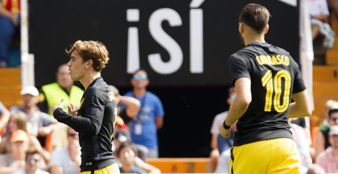 Antoine Griezmann celebra su primer gol junto a Carrasco en Mestalla. /EFE