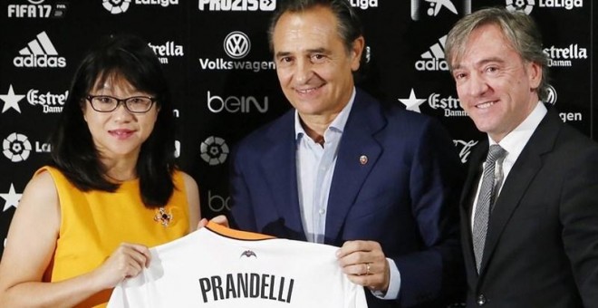 Cesare Prandelli junto a la presidenta del Valencia y el director deportivo.