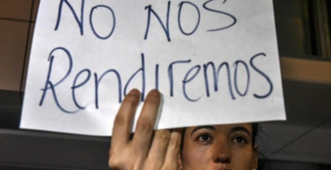 Una joven protesta en Bogotá tras la victoria del NO en el plebiscito. - AFP