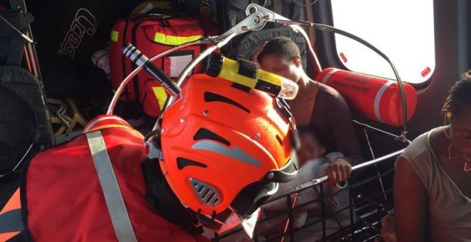 Fotografía facilitada por la Guardia Costera Italiana que muestra a inmigrantes que fueron rescatados del Mar Mediterráneo durante su evacuación en helicóptero. - EFE