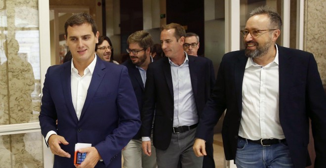 El presidente de Ciudadanos, Albert Rivera, junto al portavoz en el Congreso, Juan Carlos Girauta, se dirigen a la reunión de su grupo parlamentario en la Cámara. EFE/Paco Campos