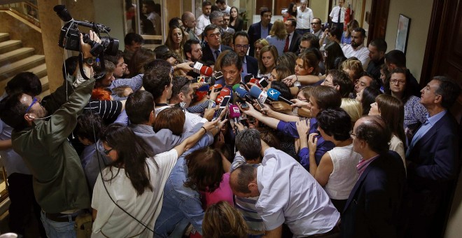 El presidente de la Gestora del PSOE, Javier Fernández, responde a las preguntas de los periodistas en los pasillos del Congreso tras la reunión Grupo Parlamentario Socialista celebrada en la sala Constitucional del Congreso de los Diputados.EFE/Paco Camp