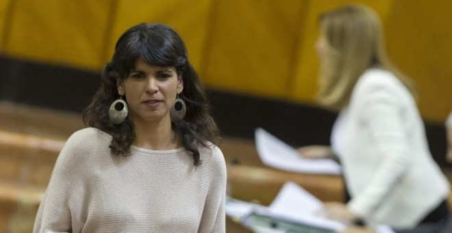 La secretaria general de Podemos Andalucía, Teresa Rodríguez, y la presidenta de la Junta de Andalucía, Susana Díaz, en una de las sesiones del Parlamento andaluz. JULIO MUÑOZ / EFE