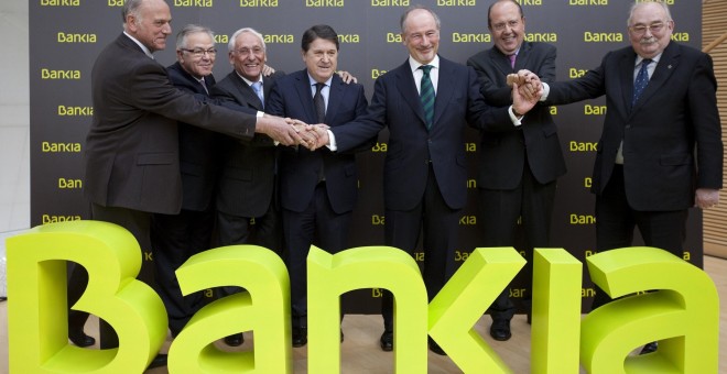 Rodrigo Rato con los otros responsables de las cajas de ahorro que se integraron en BFA-Bankia. E.P.
