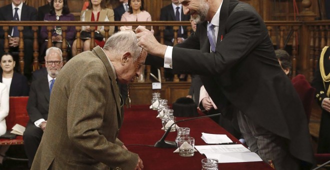 Juan Goytisolo recibiendo el Premio Cervantes en 2015 / EFE