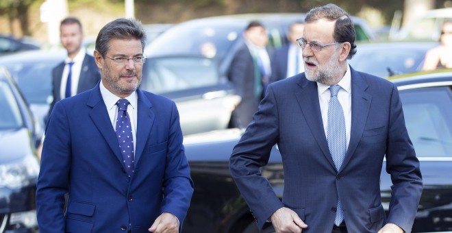 El presidente del gobierno en funciones, Mariano Rajoy, junto al ministro de Justicia, Rafael Catalá, a su llegada al XII Congreso Jurídico de la Abogacía ICA-Málaga. EFE/Jorge Zapata