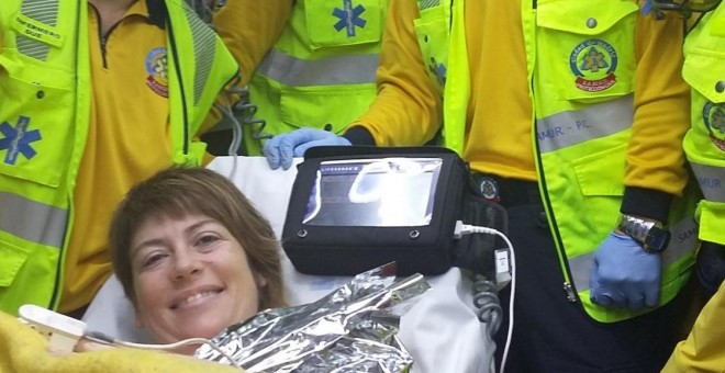 La mujer de parto atendida en la M-30 con el equipo del Samur que la atendion. TWITTER EMERGENCIAS MADRID