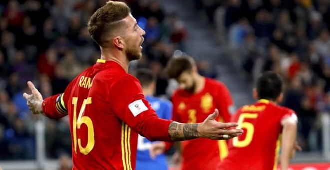 Sergio Ramos se lamenta ayer tras una jugada en el partido contra Italia. /EFE