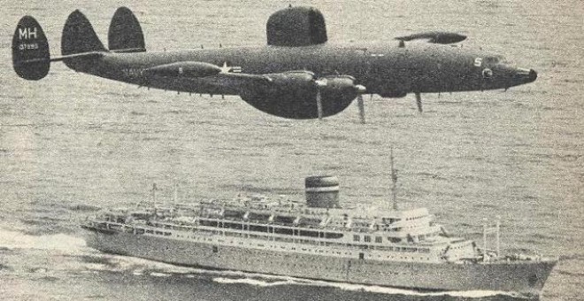 Un avión estadounidense vigila la travesía del Santa Liberdade.