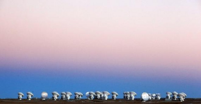 Las antenas de ALMA son las más precisas jamás construidas. Pese a los fuertes vientos y temperaturas fluctuantes del desierto y de la altura, pueden mantener formas parabólicas perfectas con una precisión equivalente a tan solo una fracción del espesor d
