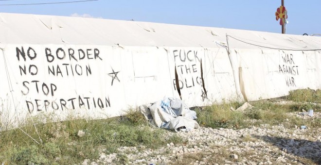 Pintadas junto al campamento de refugiados de Katsikas.
