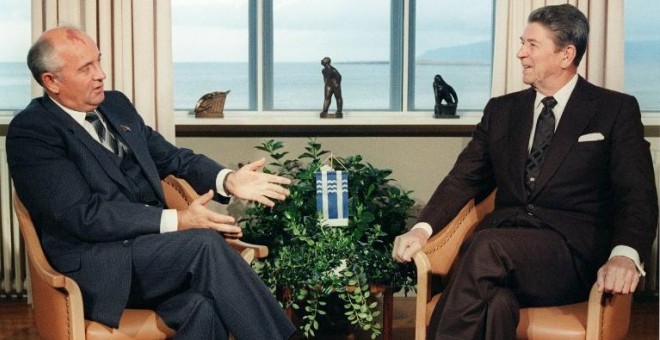 Ronald Reagan y Mijaíl Gorbachov en Reykjavik, Islandia, el 11 de octubre de 1986. - AFP