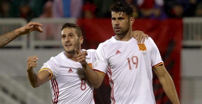 El delantero de España Diego Costa celebra su gol, primero del equipo frente a Albania, junto a Koke. - EFE