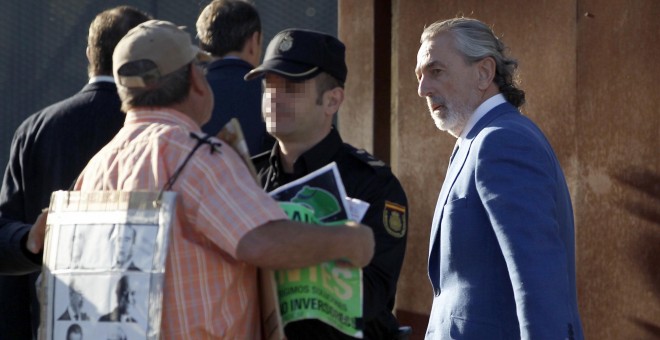 El presunto cabecilla de la trama Gürtel, Francisco Correa, es increpado por una persona a su llegada esta mañana a la Audiencia Nacional en San Fernando de Henares donde se reanuda el macrojuicio a la red de corrupción. EFE/Javier Lizón