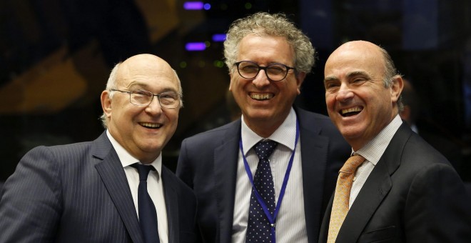 El ministro de Finanzas francés, Michel Sapin, su homólogo luxemburgués, Pierre Gramegna y el ministro de Economía español, Luis de Guindos, posan al comienzo de la reunión de los ministros de Economía y Finanzas de la zona del Eurogrupo, en Luxemburgo. E