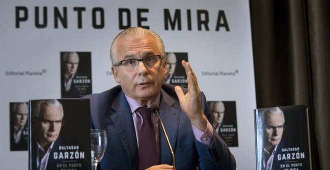 El exjuez Baltasar Garzón, durante la presentación del libro 'En el punto de mira', relato de su experiencia de 25 años en la Audiencia Nacional, esta mañana en el Círculo de Bellas Artes. EFE/Luca Piergiovanni