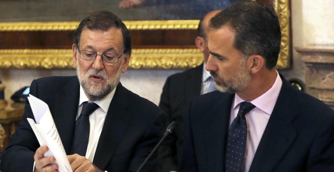 El Rey Felipe VI y el presidente del Gobierno en funciones, Mariano Rajoy, conversan durante la reuniÃ³n del Patronato del Instituto Cervantes, en el Palacio Real de Aranjuez.EFE/Ballesteros