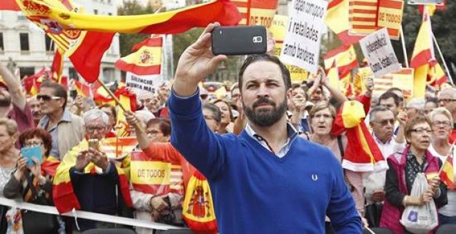 Santiago Abascal, de VOX, durante la manifestación que la plataforma Movimiento Cívico d'Espanya i Catalans y otras asociaciones han convocado en el centro de la ciudad bajo el lema 'España en el corazón' con motivo del 12 de octubre./ EFE