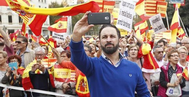 Santiago Abascal, de VOX, durante la manifestación que la plataforma Movimiento Cívico d'Espanya i Catalans y otras asociaciones han convocado en el centro de la ciudad bajo el lema 'España en el corazón' con motivo del 12 de octubre./ EFE