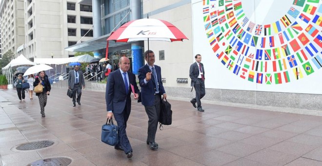 El ministro de Economía en funciones, Luis de Guindos, junto a la sede del FMI en Washington, en la Asamblea Anual del organismo internacional. EFE/LENIN NOLLY.