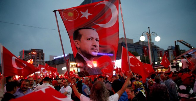 Un seguidor de Erdogan sujeta una bandera del mandatario turco durante una manifestación en Ankara. - REUTERS