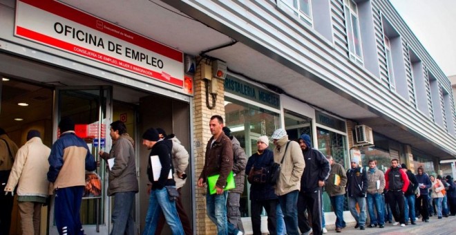 Numerosas personas esperan en una Oficina de Empleo. EFE