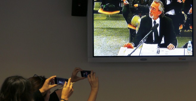 Imagen del monitor de la sala de prensa de la Audiencia Nacional en San Fernando de Henares del presunto cabecilla de la trama Gürtel, Francisco Correa, durante su declaración en el macrojuicio. EFE/Mariscal