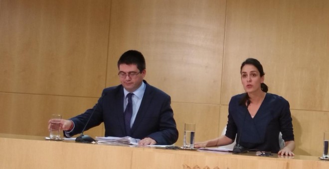 El delegado de Economía y Hacienda del Ayuntamiento de Madrid junto a la portavoz del Gobierno munucial, Rita Maestre.- AHORA MADRID