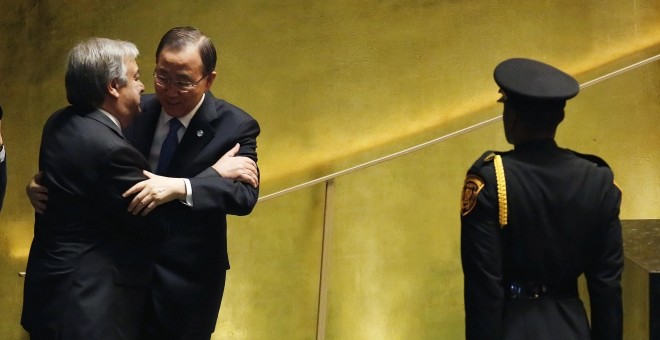 El nuevo secretario general dela ONU, António Guterres, saluda a su antecesor en el cargo Ban Ki-moon.- REUTERS