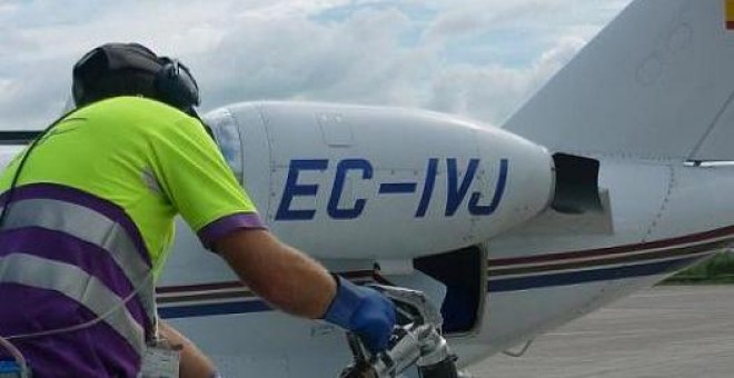 Un trabajadores de SLCA realiza la puesta a bordo de combustible en un avión.- SLCA